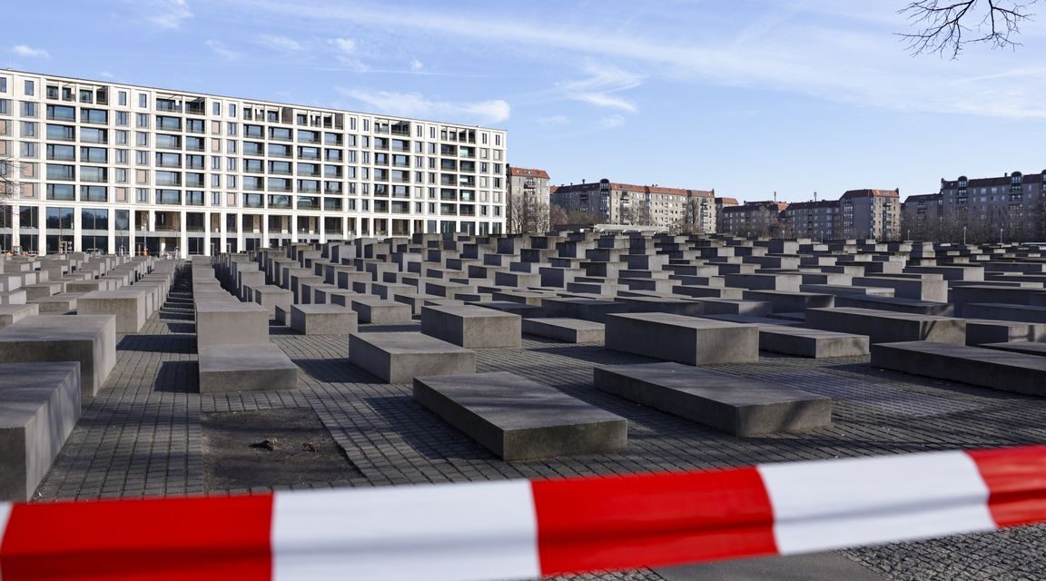 الحكم على قادم حديثاً بالسجن 13 عاماً بتهمة طعن سائح أمام نصب تذكاري للهولوكوست في برلين