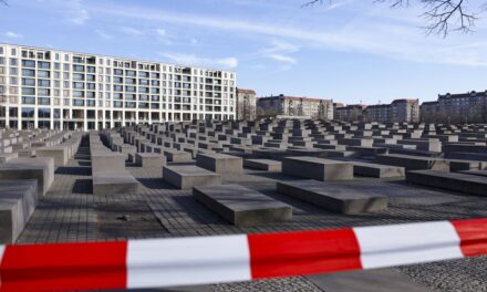 الحكم على قادم حديثاً بالسجن 13 عاماً بتهمة طعن سائح أمام نصب تذكاري للهولوكوست في برلين