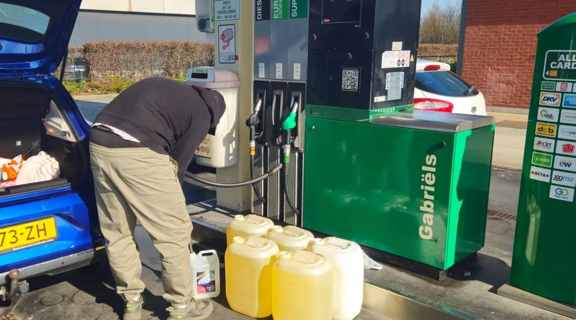 يقوم الهولنديون بتعبئة خزانات سياراتهم لدى دول الجوار مما يوفر لهم الكثير من المال