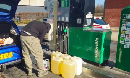 يقوم الهولنديون بتعبئة خزانات سياراتهم لدى دول الجوار مما يوفر لهم الكثير من المال