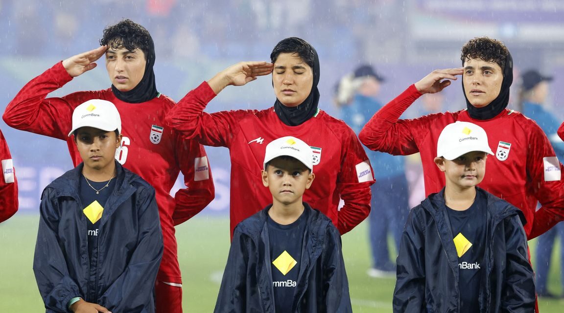 أنقذت الشرطة الأسترالية خمس لاعبات كرة قدم إيرانيات بعد فرارهن من الفندق