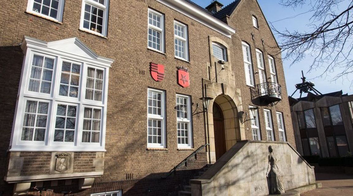 تم فصل موظفة حكومية بعد العمل أربعين عاماً بسبب مساعدتها للجيران في إجراءات الاعتراض