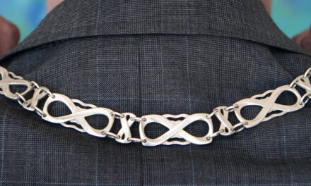 القبض على رئيس بلدية سابق بتهمة حيازة مواد إباحية للأطفال