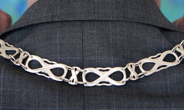 القبض على رئيس بلدية سابق بتهمة حيازة مواد إباحية للأطفال