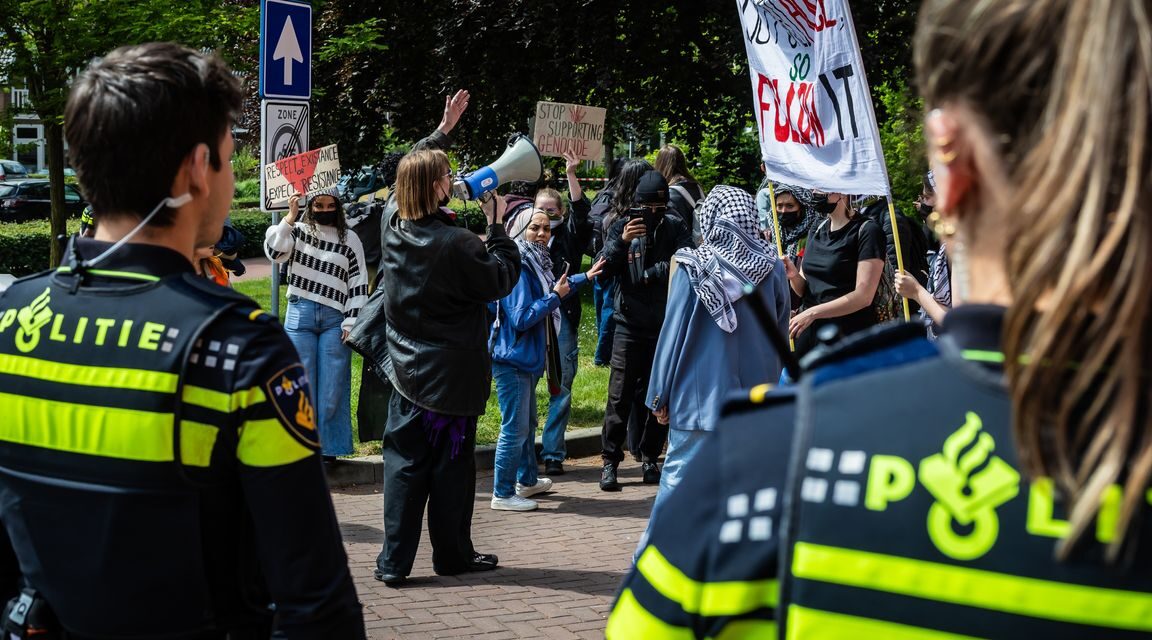محاكمة ضابط شرطة استخدم كلباً ضد متظاهر مؤيد للفلسطينيين في نيميخن