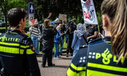 محاكمة ضابط شرطة استخدم كلباً ضد متظاهر مؤيد للفلسطينيين في نيميخن