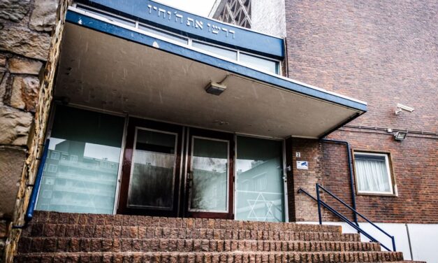 إضرام النار في كنيس يهودي في روتردام والقبض على أربعة مشتبه بهم