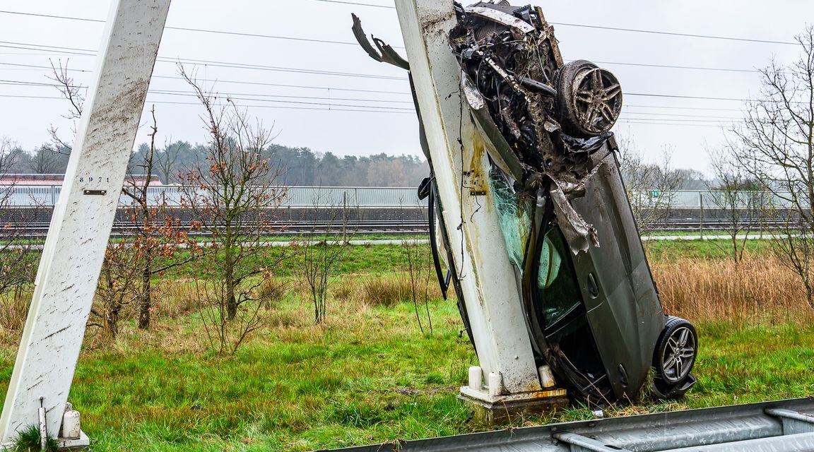 انقلبت سيارة رأساً على عقب واصطدمت بعامود مروري والسائق يرفض المساعدة!