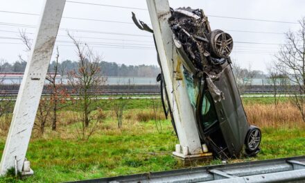انقلبت سيارة رأساً على عقب واصطدمت بعامود مروري والسائق يرفض المساعدة!