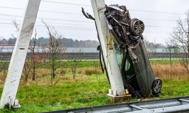 انقلبت سيارة رأساً على عقب واصطدمت بعامود مروري والسائق يرفض المساعدة!
