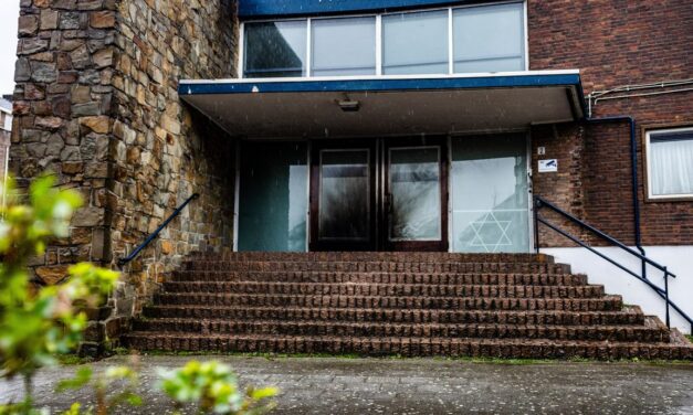 النيابة توجه تهمة الإرهاب للمشتبه بهم في الهجوم على كنيس يهودي في روتردام