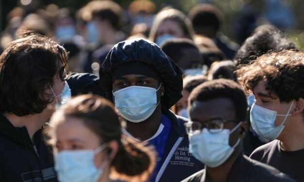 ارتفاع عدد المصابين  بالتهاب السحايا في بريطانيا والشباب يصطفون للحصول على اللقاح