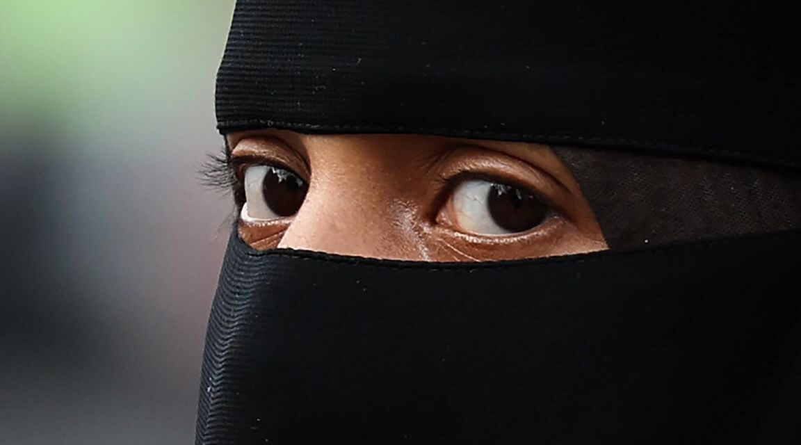 يجب على النيابة العامة أن تبدأ قضية جنائية ضد بائع السمك الذي رفض البيع لامرأة منتقبة