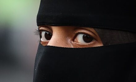 يجب على النيابة العامة أن تبدأ قضية جنائية ضد بائع السمك الذي رفض البيع لامرأة منتقبة