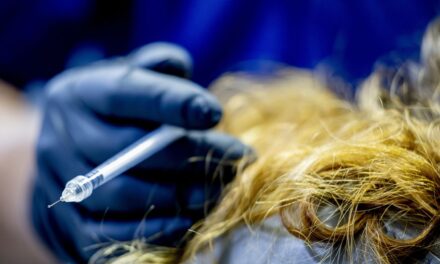 اصطفّ طابور طويل أمام عيادة بوتوكس ألمانية بعد تقديمها حقنًا مجانية: والأطباء ينتقدون هذا الوضع