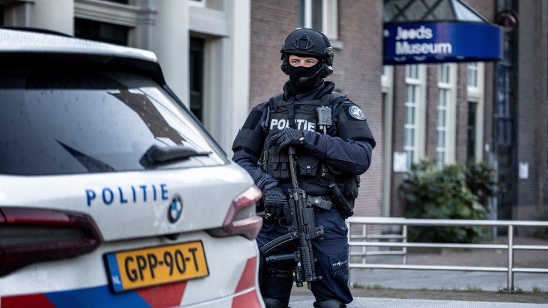 اعتقال مراهقين من أمستردام للاشتباه في قيامهم بتحضير عبوة ناسفة ذات نوايا إرهابية