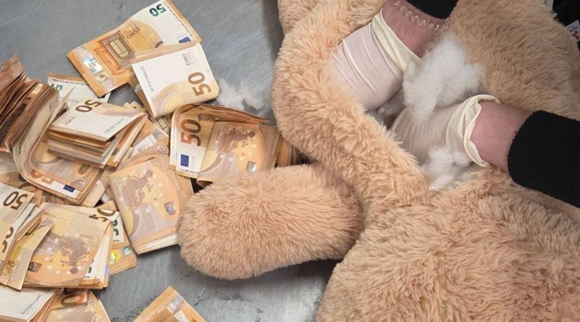 الشرطة تعثر على 50 ألف يورو نقداً داخل دمية دب