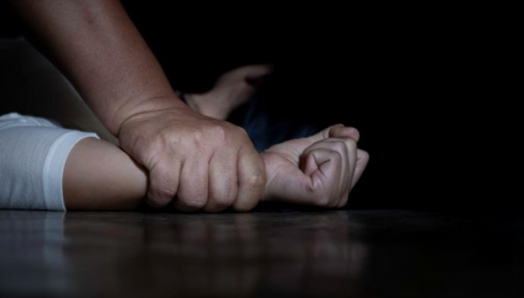 ضابط شرطة مشتبه به في اغتصاب فتاة مراهقة بموقف سيارات في أوتريخت