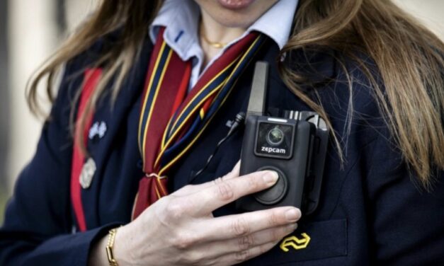 موظفي شركة (NS) سيرتدون كاميرات مثبتة على الجسم على متن القطار لمكافحة العدوان