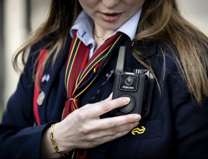 موظفي شركة (NS) سيرتدون كاميرات مثبتة على الجسم على متن القطار لمكافحة العدوان