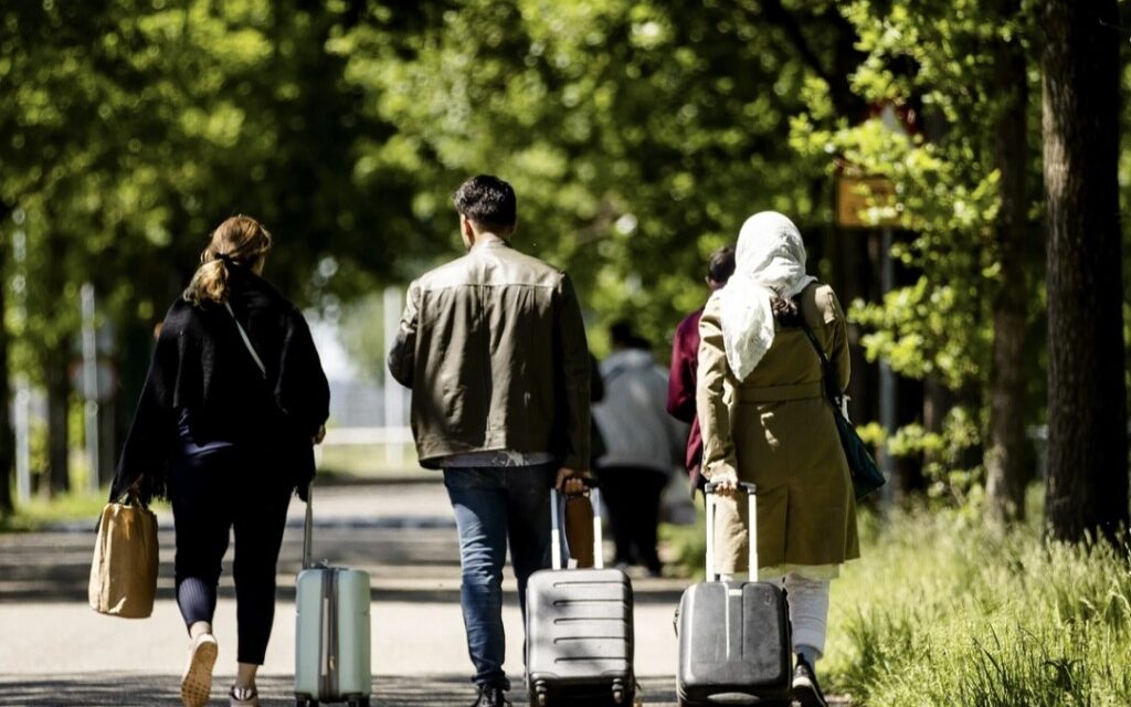 يطالب مجلس النواب دائرة الهجرة والتجنيس باستئناف فحص هواتف طالبي اللجوء