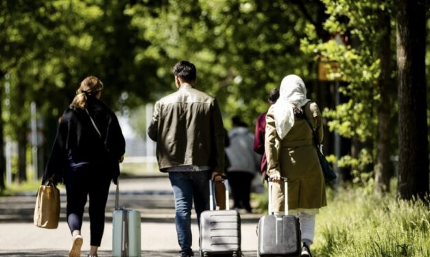 يطالب مجلس النواب دائرة الهجرة والتجنيس باستئناف فحص هواتف طالبي اللجوء