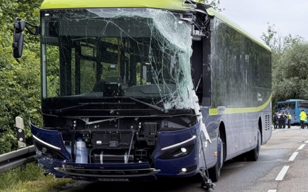 رحلة مدرسية تنتهي بمأساة في ألمانيا: وفاة طفل وإصابة العشرات بجروح في حادث تصادم