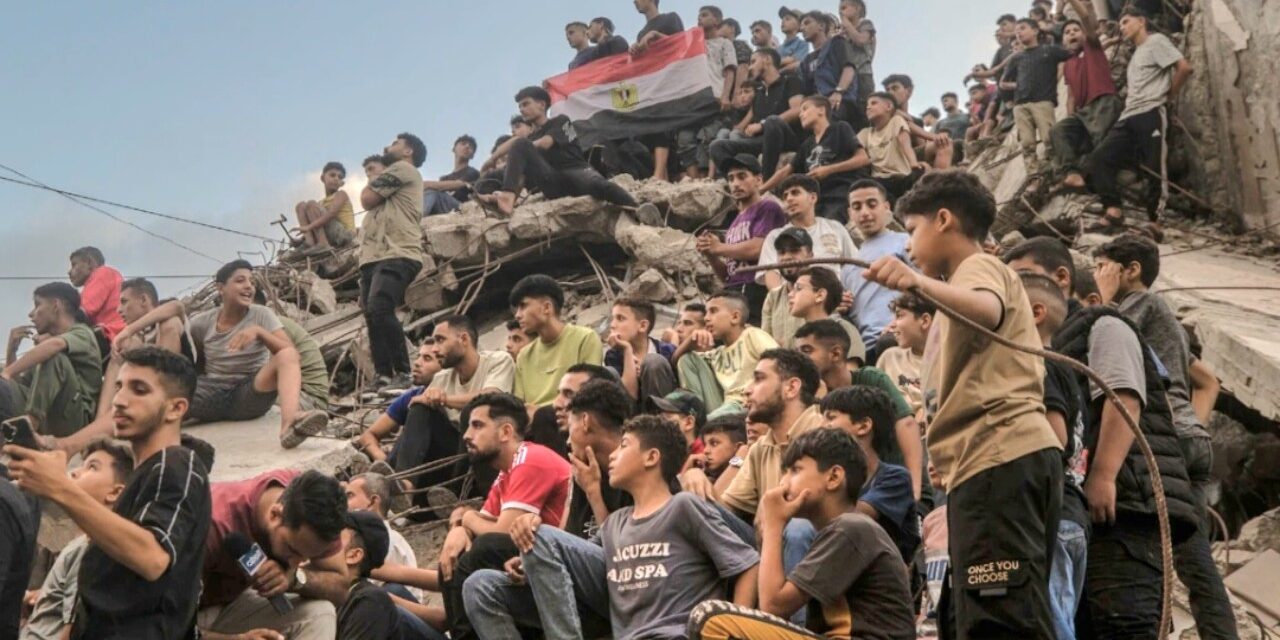 في غزة يشاهد السكان مباريات كأس العالم معاً: “تذكّر الناس بأن الفرح لا يزال ممكناً”