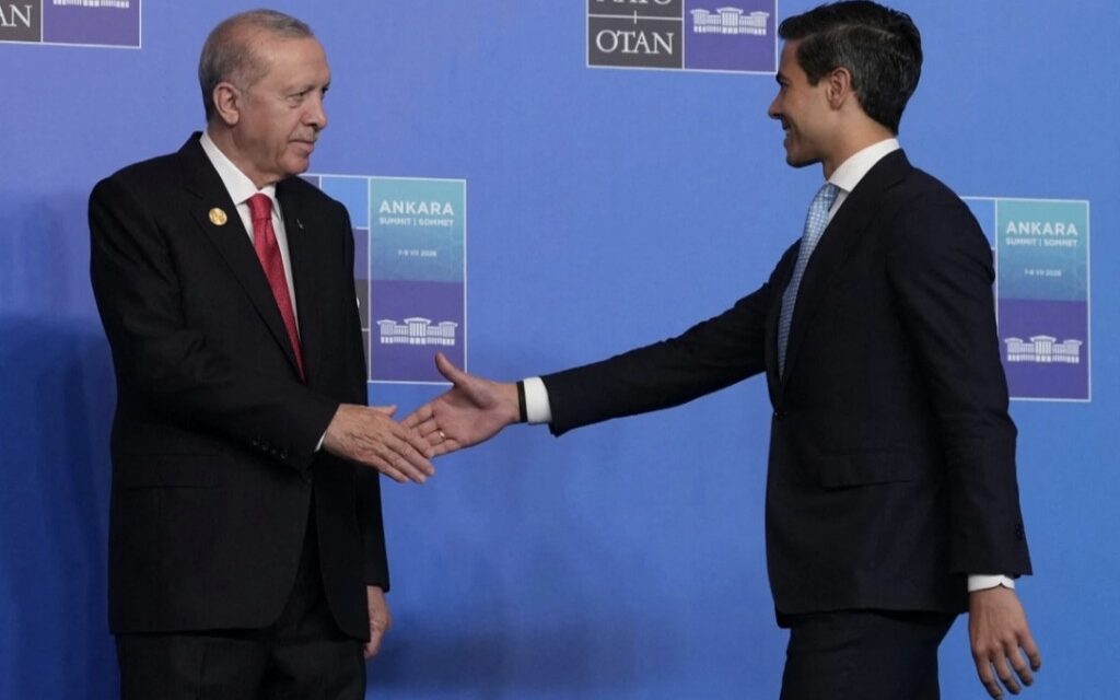 أردوغان يوزع الأسلحة النارية كهدايا في قمة الناتو: ترك جيتن سلاحه في أنقرة