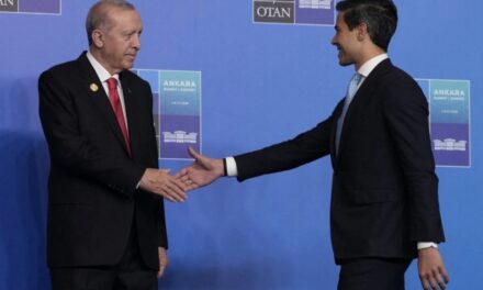 أردوغان يوزع الأسلحة النارية كهدايا في قمة الناتو: ترك جيتن سلاحه في أنقرة