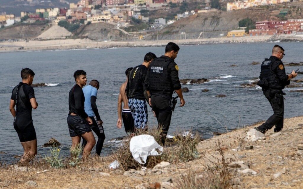 عدد قياسي من المهاجرين يسبحون من المغرب إلى إسبانيا: “وضع استثنائي”