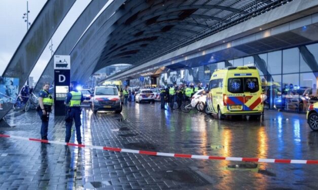 أُصيب أربعة أشخاص بجروح في حادثة طعن في محطة أمستردام المركزية
