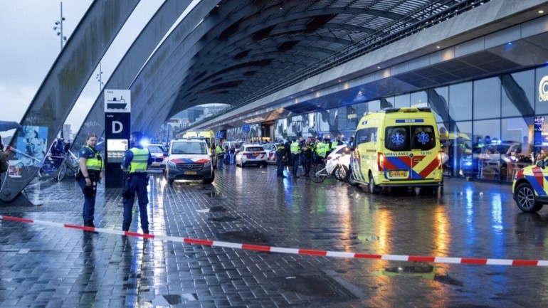 أُصيب أربعة أشخاص بجروح في حادثة طعن في محطة أمستردام المركزية