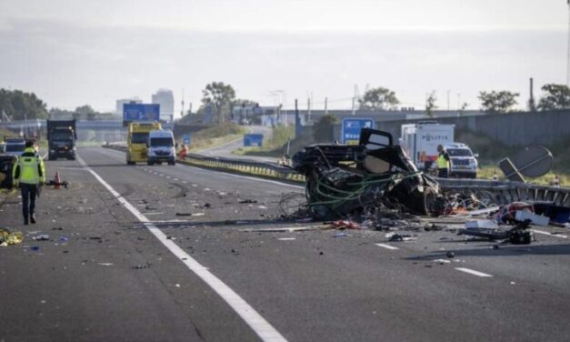 تم نقل 16 مصاباً إلى المستشفى بعد حادث خطير على الطريق السريع A28