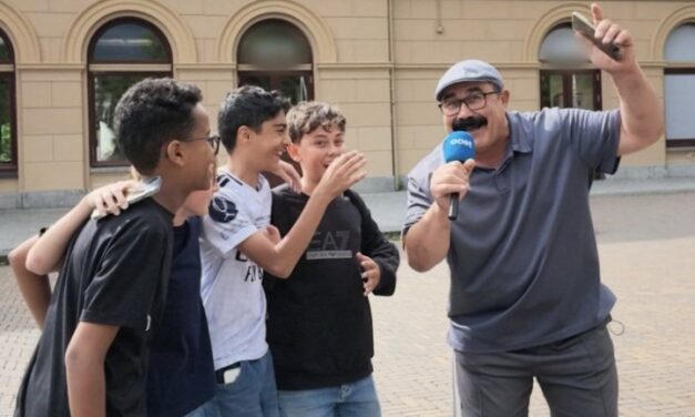 نجم تيك توك السوري محمد يكسب القلوب في هولندا بعبارتي: “مرحباً بكم” و “شكراً لكم”