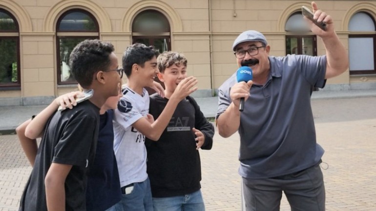 نجم تيك توك السوري محمد يكسب القلوب في هولندا بعبارتي: “مرحباً بكم” و “شكراً لكم”