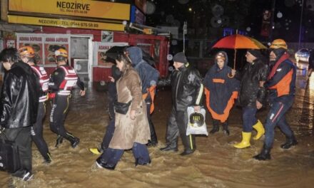 عدة وفيات بسبب الأمطار الغزيرة في إسطنبول ومصرع صبي يبلغ من العمر 14 عاماً صعقاً بالكهرباء