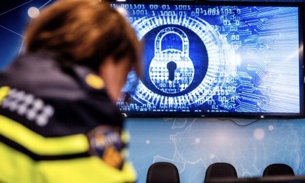 تم إيقاف ضابط شرطة عن العمل بعد تسريب محتمل لمعلومات سرية