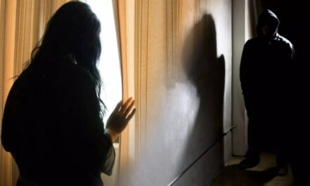 حُكم على رجل بالسجن 14 شهراً بتهمة مطاردة طليقته وتشويه سمعتها علناً
