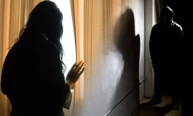 حُكم على رجل بالسجن 14 شهراً بتهمة مطاردة طليقته وتشويه سمعتها علناً