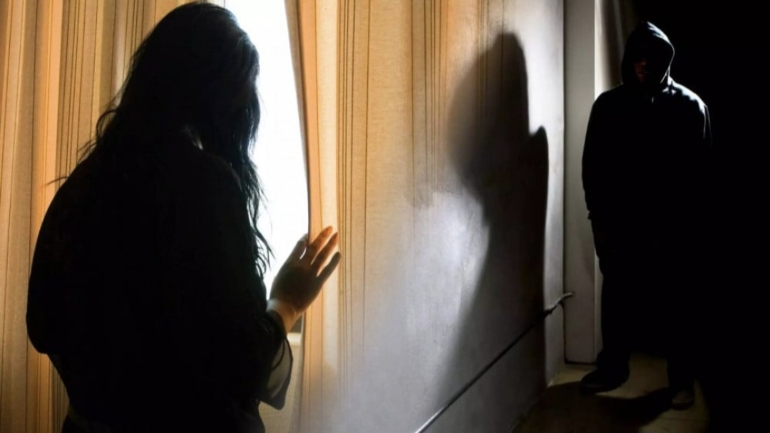 حُكم على رجل بالسجن 14 شهراً بتهمة مطاردة طليقته وتشويه سمعتها علناً