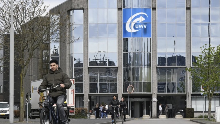 التمييز والعنصرية داخل قسم الإنفاذ لدى هيئة الخدمات الاجتماعية والعمل UWV